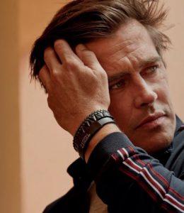 Gravering på armbånd er vist som eksempel fra magnethjerte