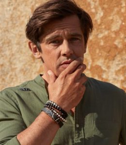 Matterede kugler af lava, onyx og jaspis i armbåndet fra Magnethjerte