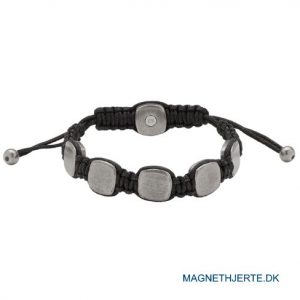 Moderne flettet armbånd med grå stålelementer fra magnethjerte