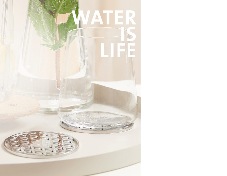 Glasbrikker fra Magnethjerte pynter på bordet og magnitiserer dit vand